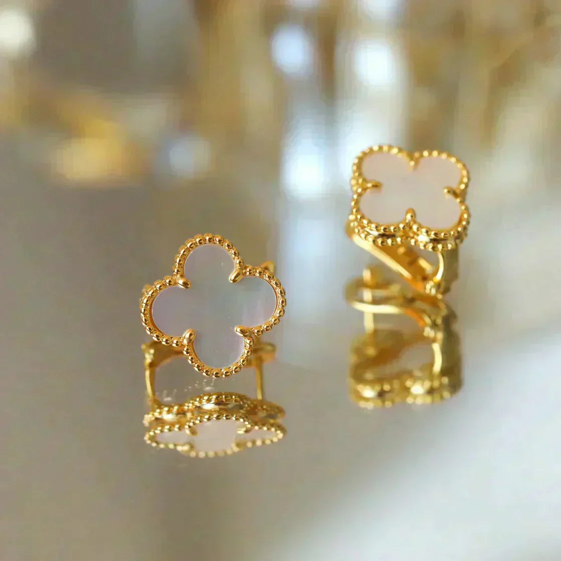 TimiCLOVER MEDIUM 1 MOTIFS  WHITE MOP STUD EARRINGS