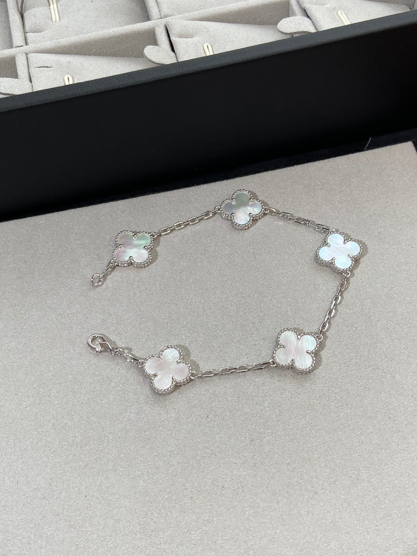[Timi]New CLOVER WHITE PEARL MOP 5 MOTIF BRACELET COLLECTION