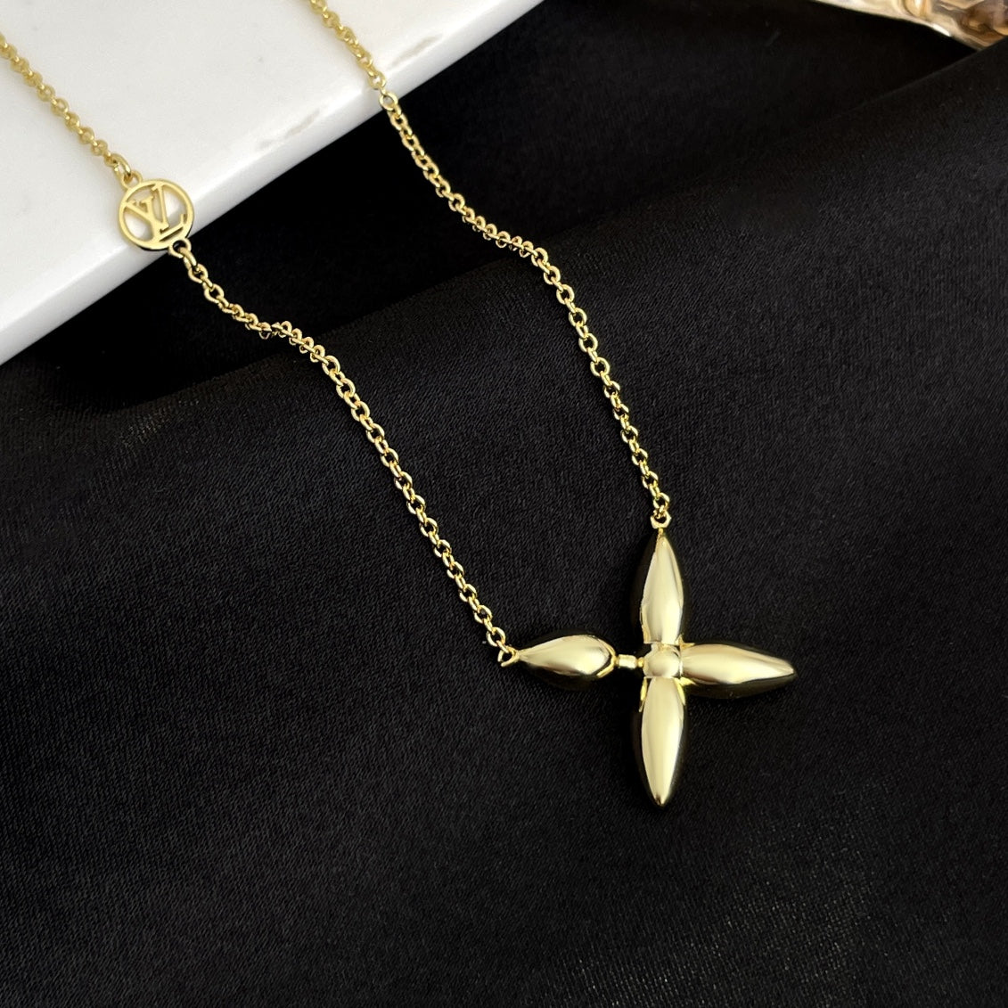 TimiLOUISETTE GOLD NECKLACE