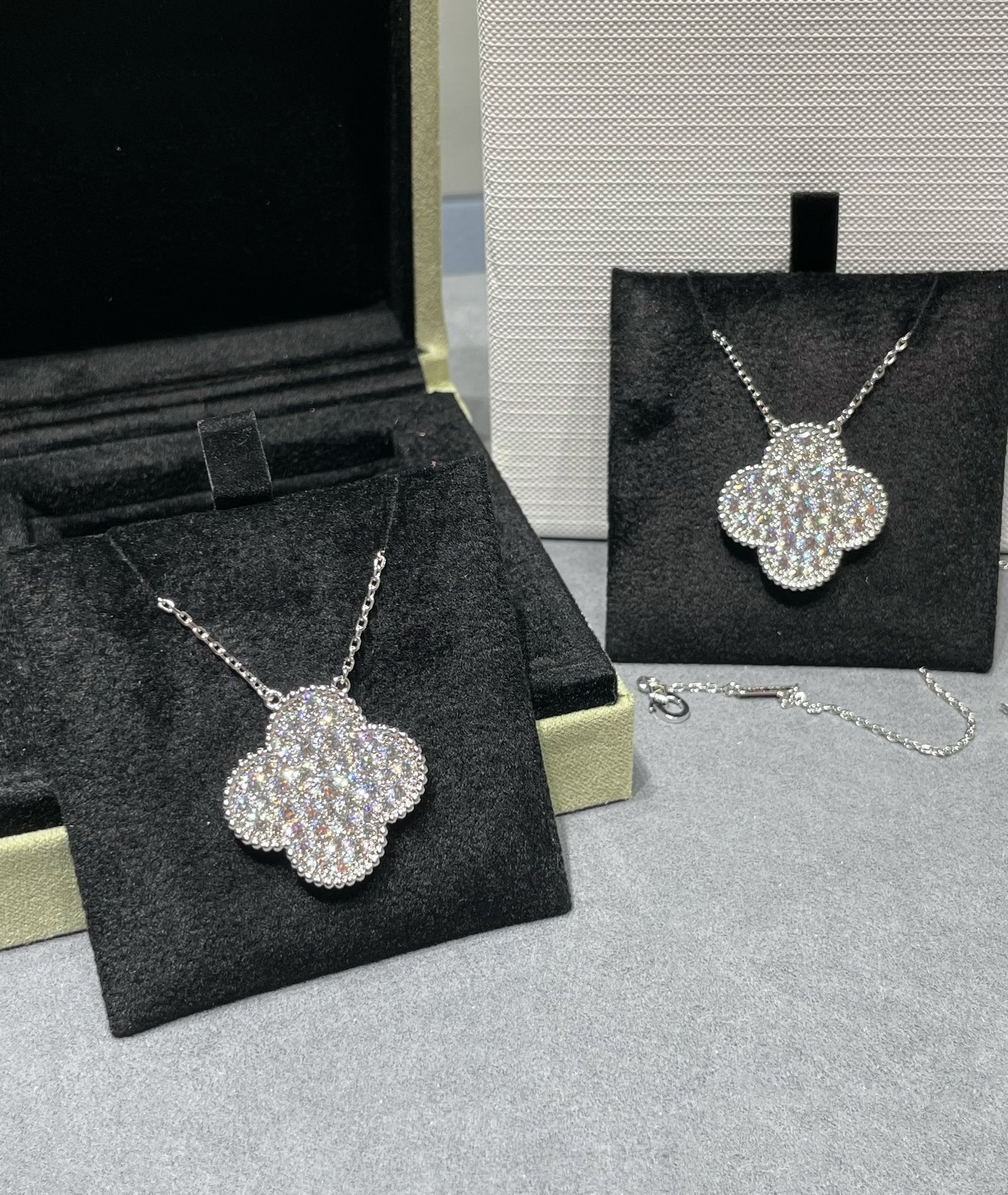 TimiCLOVER 25MM LARGE PENDANT DIAMOND PAVED SILVER NECKLACE