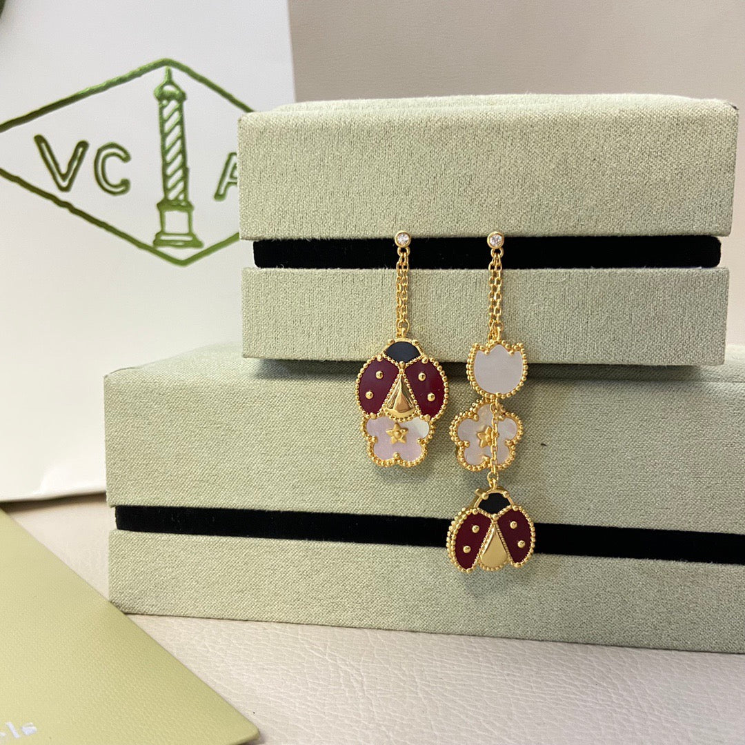 ¡®Timi¡¯LUCKY LADYBUG WHITE MOP EARRINGS